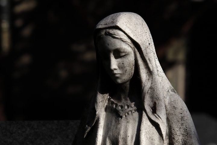 Desde 2016, uma estÃ¡tua da Virgem Maria em Trevignano Romano, na ItÃ¡lia, tem atraÃ­do peregrinos por supostamente chorar lÃ¡grimas de sangue. -Jacques GAIMARD/Pixabay