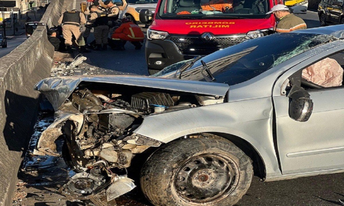 Motorista perdeu o controle da direção do veículo próximo ao cruzamento da Cristiano Machado com Rua Jacuí  -  (crédito: CBMMG)