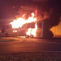Ônibus que transportava 38 universitários pega fogo no Triângulo Mineiro - Reprodução/Redes Sociais