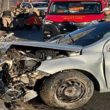 Motorista perde o controle e bate em mureta da Avenida Cristiano Machado - CBMMG