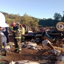 Bombeiros resgatam sobreviventes de acidente com caminhão em Minas - CBMMG/ Reprodução 