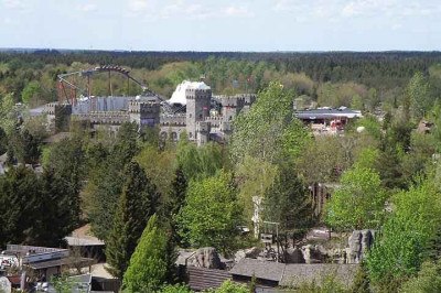 A cidade de Billund, no centro da Dinamarca, ficou famosa por ser a “pátria” do Lego. O brinquedo que ganhou  popularidade nasceu ali e tem seu local original valorizado no país. 
 -  (crédito:  EileenSanda/Wikimédia Commons)