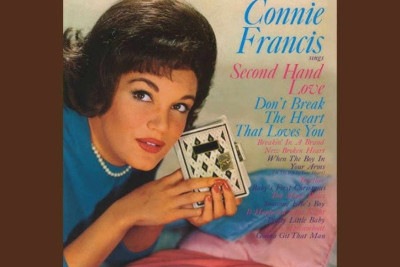 Disco de Connie Francis, com a música 'Pretty little baby' -  (crédito: Reprodução)