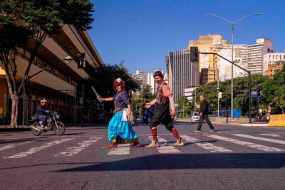 Dagmar Bedê e Diogo Dias defendem  a República Pirata, onde as crianças exercem o direito à liberdade
 -  (crédito: Lina Mintz/Divulgação)