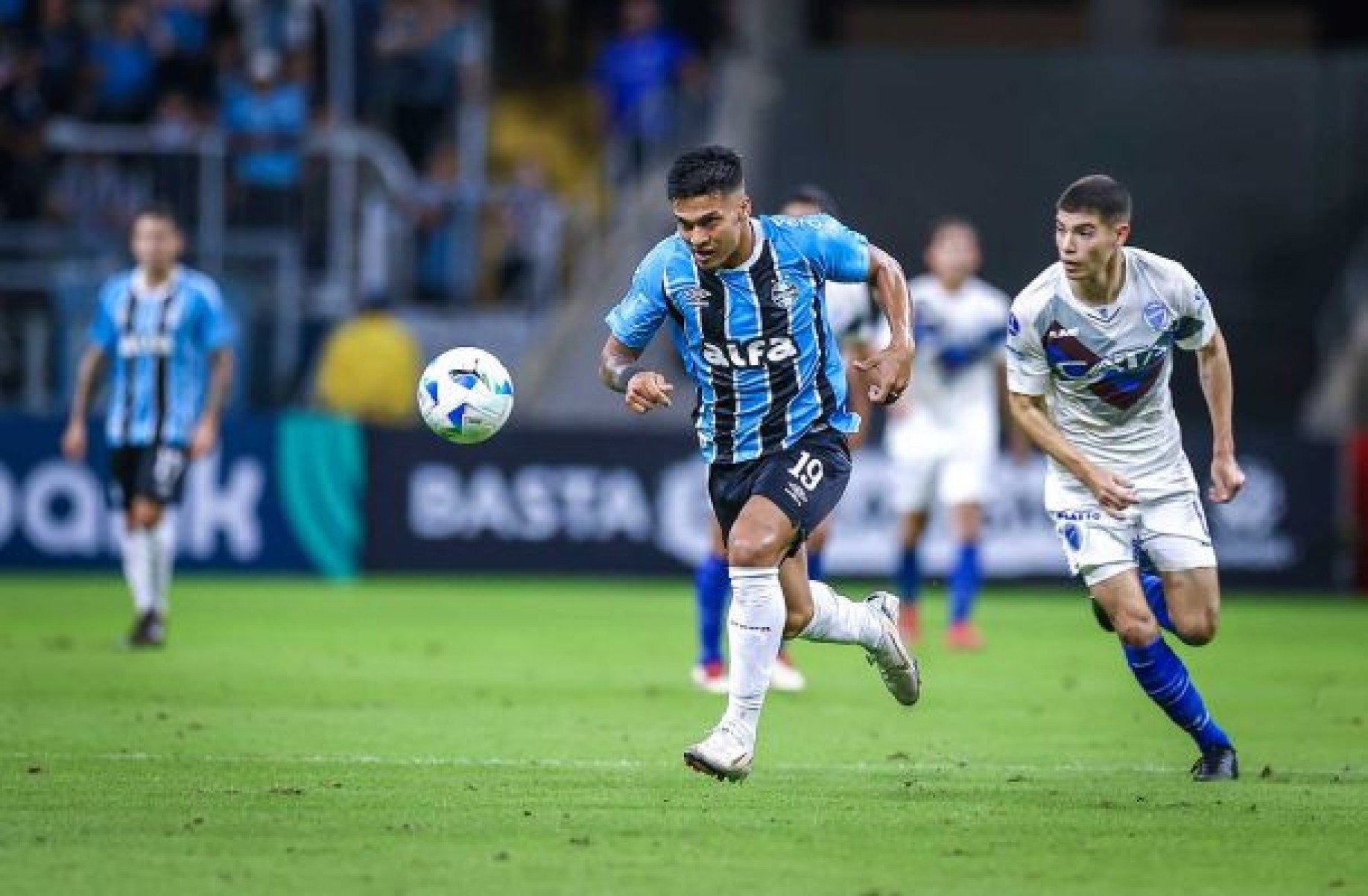 Grêmio avisa ao Peñarol que aceita liberar Arezo somente por uma venda