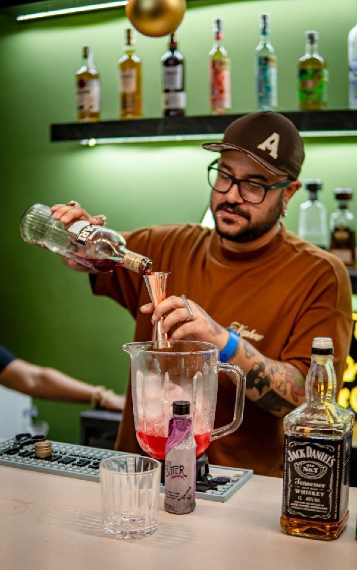 Filipe Brasil é o responsável pelos drinks do bar dos Modernos Eternos 