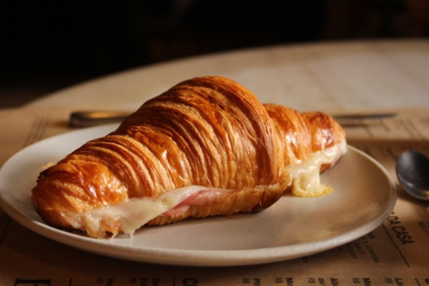 Sanduíche de croissant com presunto e queijo 