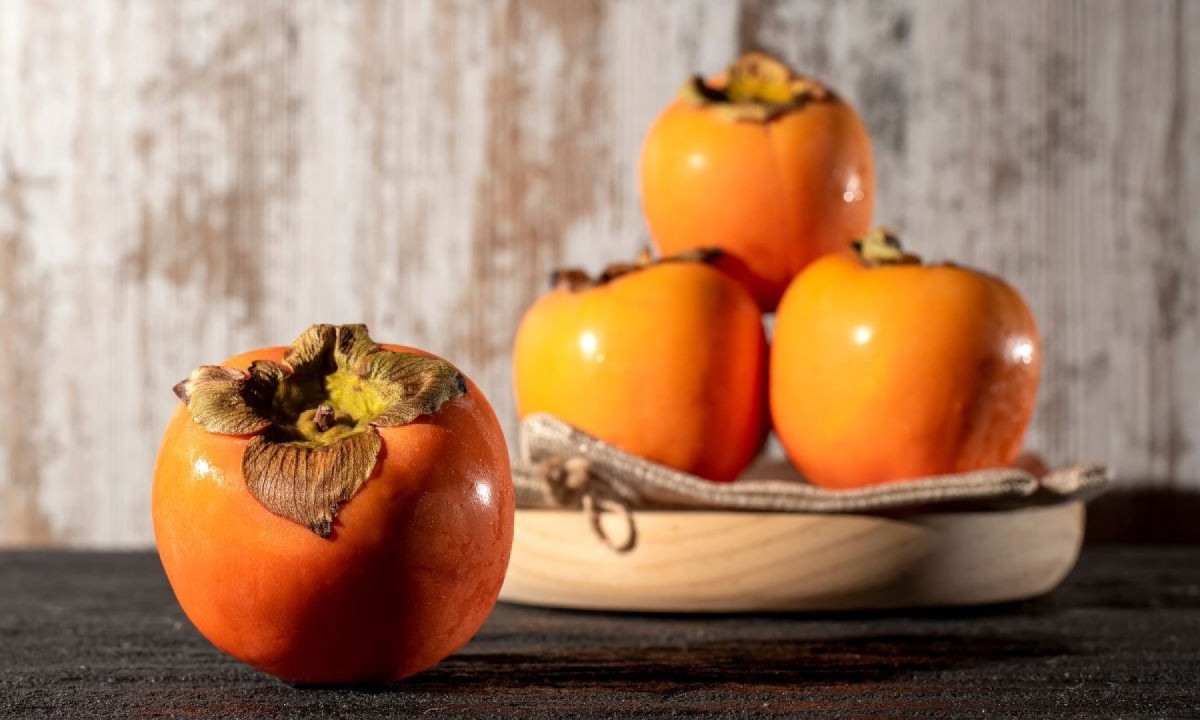 O caqui é um dos grandes destaques quando se fala em substituir doces por frutas Frutas