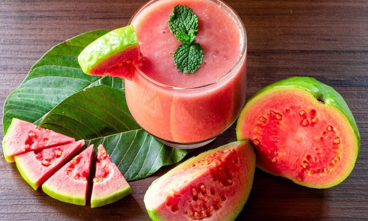 A goiaba é uma fruta tropical que se destaca por ter sabor doce, alto teor de fibras e baixo índice glicêmico Frutas