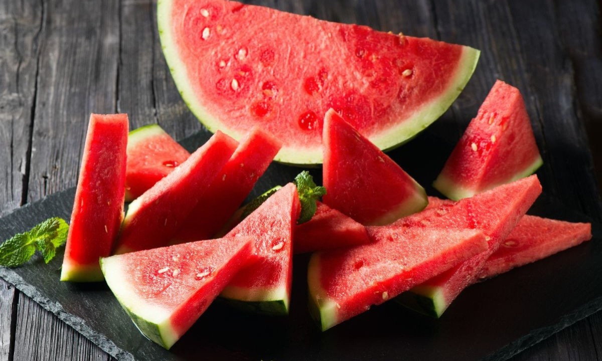 Composta por mais de 90% de água, a melancia é ideal para quem busca hidratar o corpo e satisfazer o desejo por doce ao mesmo tempo Frutas