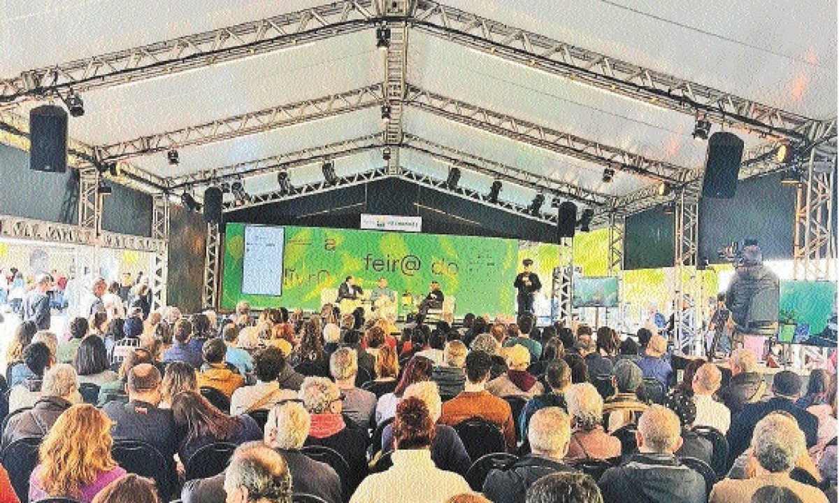 Tenda lotada e plateia atenta às falas de Eugênio Bucci e Carlos Fico sobre a democracia brasileira
