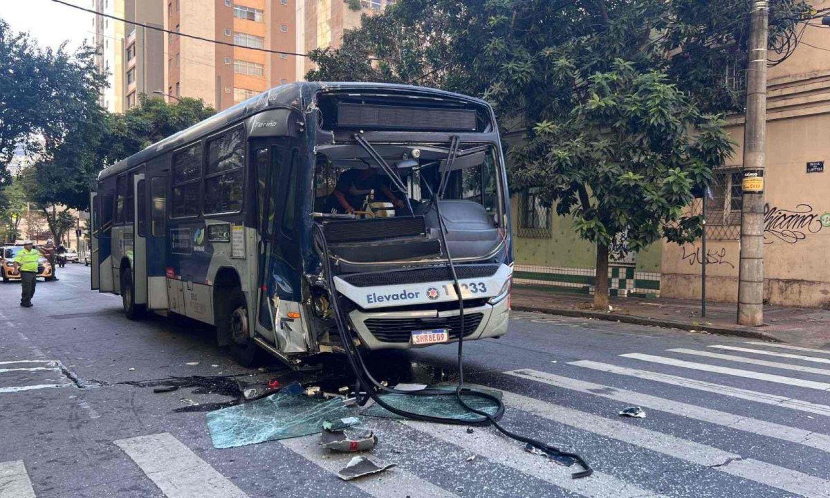 Um dos ônibus teve a frente parcialmente danificada -  (crédito: Edésio Ferreira/EM/D.A Press)