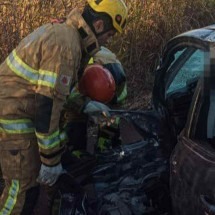 Batida entre carro e caminhão deixa motorista preso às ferragens na BR-154 - Reprodução/CBMMG