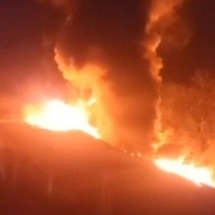 Vídeo: caminhão explode após tombar em curva da BR-381 - Reprodução/Redes sociais