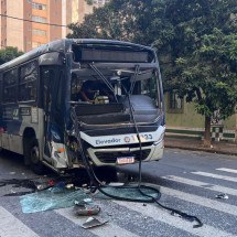 Acidente entre dois ônibus deixa nove feridos em BH - Edésio Ferreira/EM/D.A Press