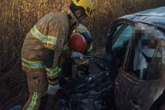 Batida entre carro e caminhão deixa motorista preso às ferragens na BR-154