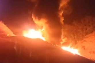 Vídeo: caminhão explode após tombar em curva da BR-381