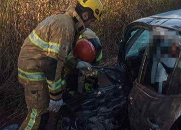 Acidente em Ituiutaba deixou um homem preso às ferragens -  (crédito: Reprodução/CBMMG)