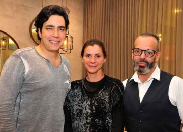 O aniversariante do dia Carlo Dee com Elisa Atheniense e Luiz Sternick -  (crédito: isabela teixeira da costa/em/d.a press )