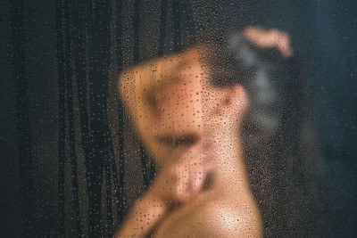 Banhos quentes no inverno exigem atenção à pele e ao choque térmico para evitar danos à saúde.  -  (crédito: Freepik)