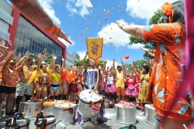Em 2023, Cris Gil foi homenageada pelo bloco Havayanas Usadas, que desfilou na Avenida dos Andradas  -  (crédito: Gladyston Rodrigues /EM/D.A Press)