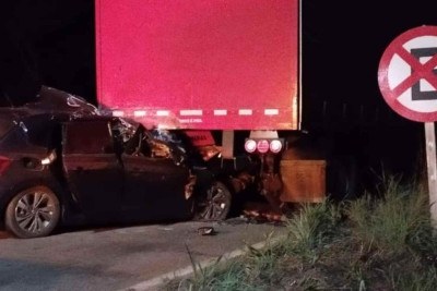 Militar morre ao bater em carreta na BR-040 -  (crédito: DivulgaÃ?Â§Ã?Â£o/PRF)