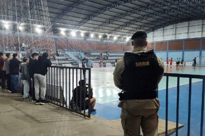 A mãe da vítima chamou a polícia a comparecer no ginásio -  (crédito: Polícia Militar/Divulgação)