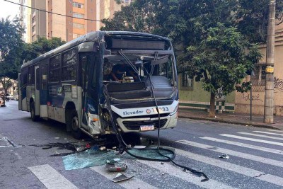Um dos ônibus teve a frente parcialmente danificada -  (crédito: Edésio Ferreira/EM/D.A Press)