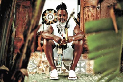 Mestre Negoativo pesquisou a cultura bantu, visitou quilombos de Minas e mantém a tradição dos vissungos
 -  (crédito: Studio Beco/divulgação)