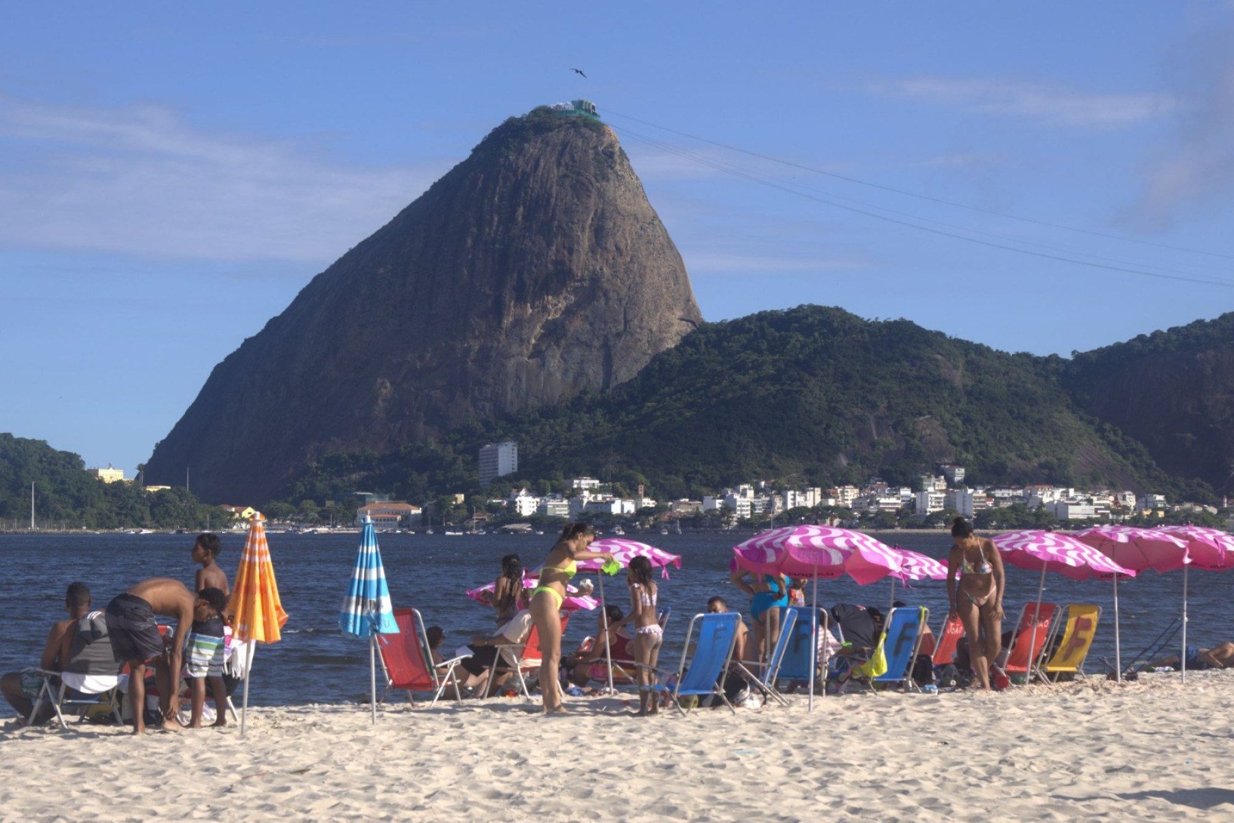 Rio de Janeiro tem praias próprias para banho fora da tradicional rota turística