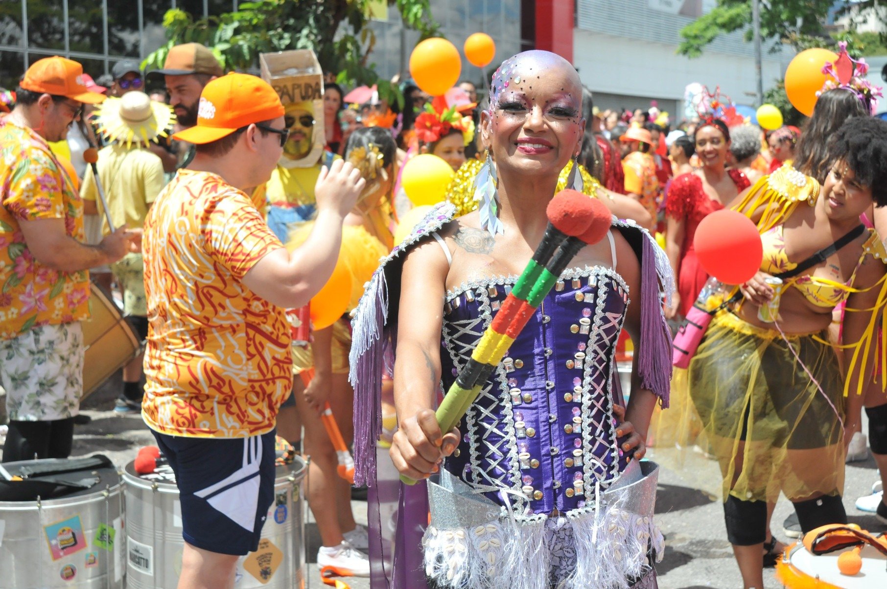  Em 2023, Cris Gil foi homenageada pelo bloco Havayanas Usadas, que desfilou na Avenida dos Andradas -Gladyston Rodrigues /EM/D.A Press