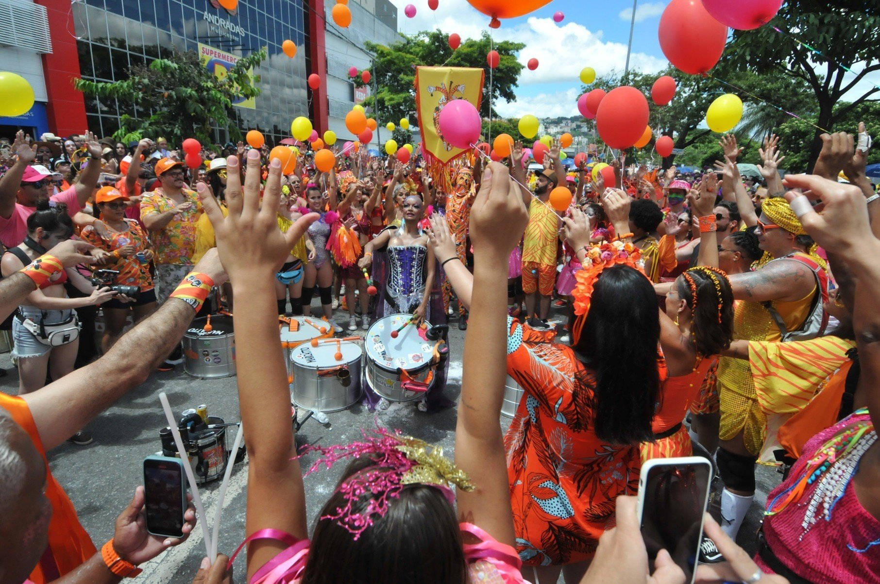 Em 2023, Cris Gil foi homenageada pelo bloco Havayanas Usadas, que desfilou na Avenida dos Andradas -Gladyston Rodrigues /EM/D.A Press