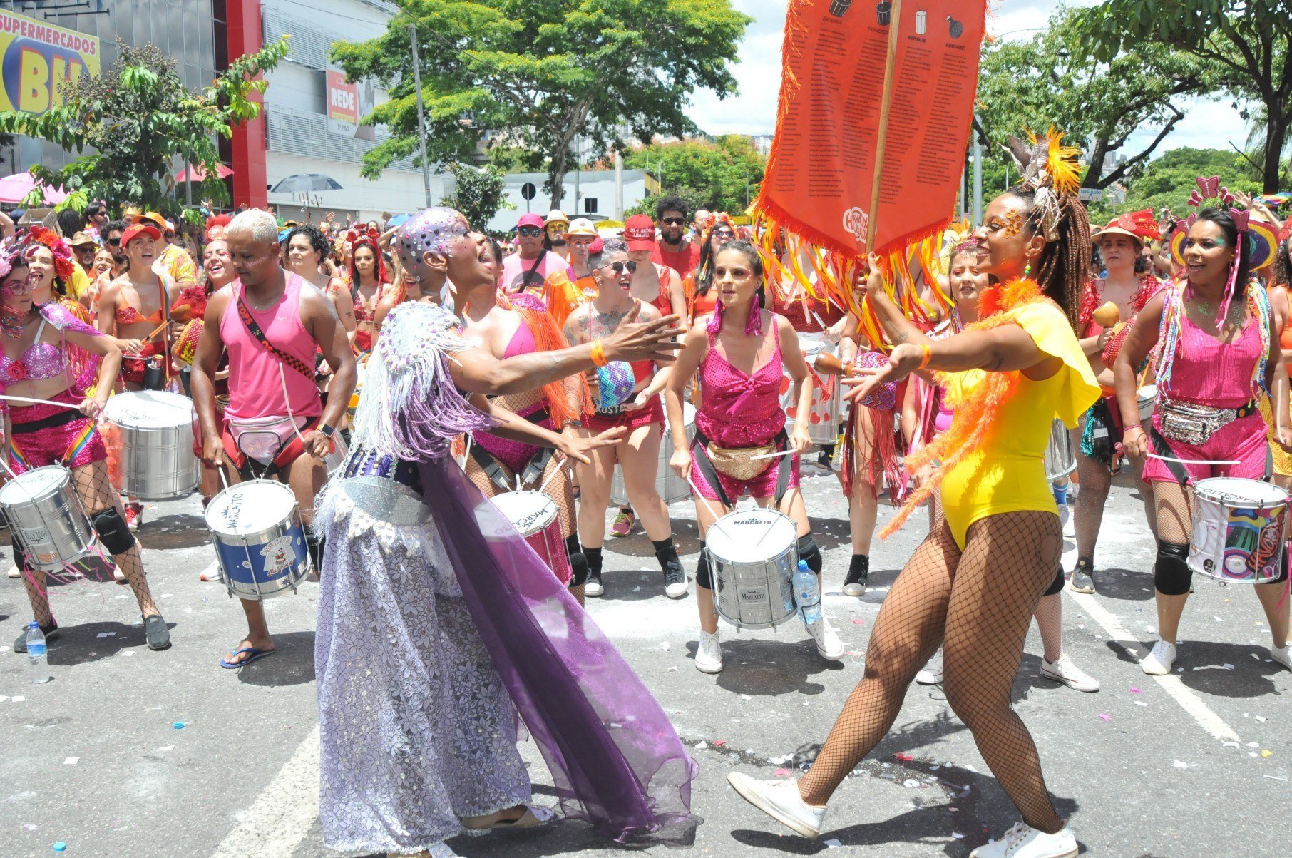 Em 2023, Cris Gil foi homenageada pelo bloco Havayanas Usadas, que desfilou na Avenida dos Andradas -Gladyston Rodrigues /EM/D.A Press