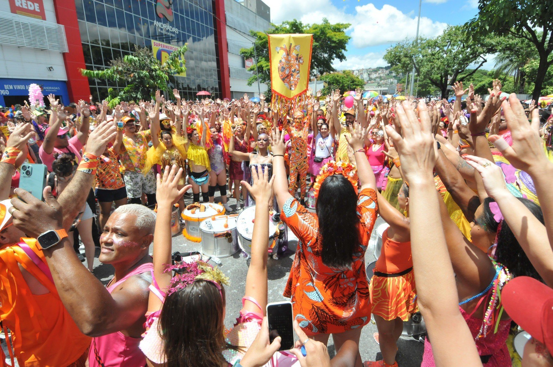  Em 2023, Cris Gil foi homenageada pelo bloco Havayanas Usadas, que desfilou na Avenida dos Andradas -Gladyston Rodrigues /EM/D.A Press