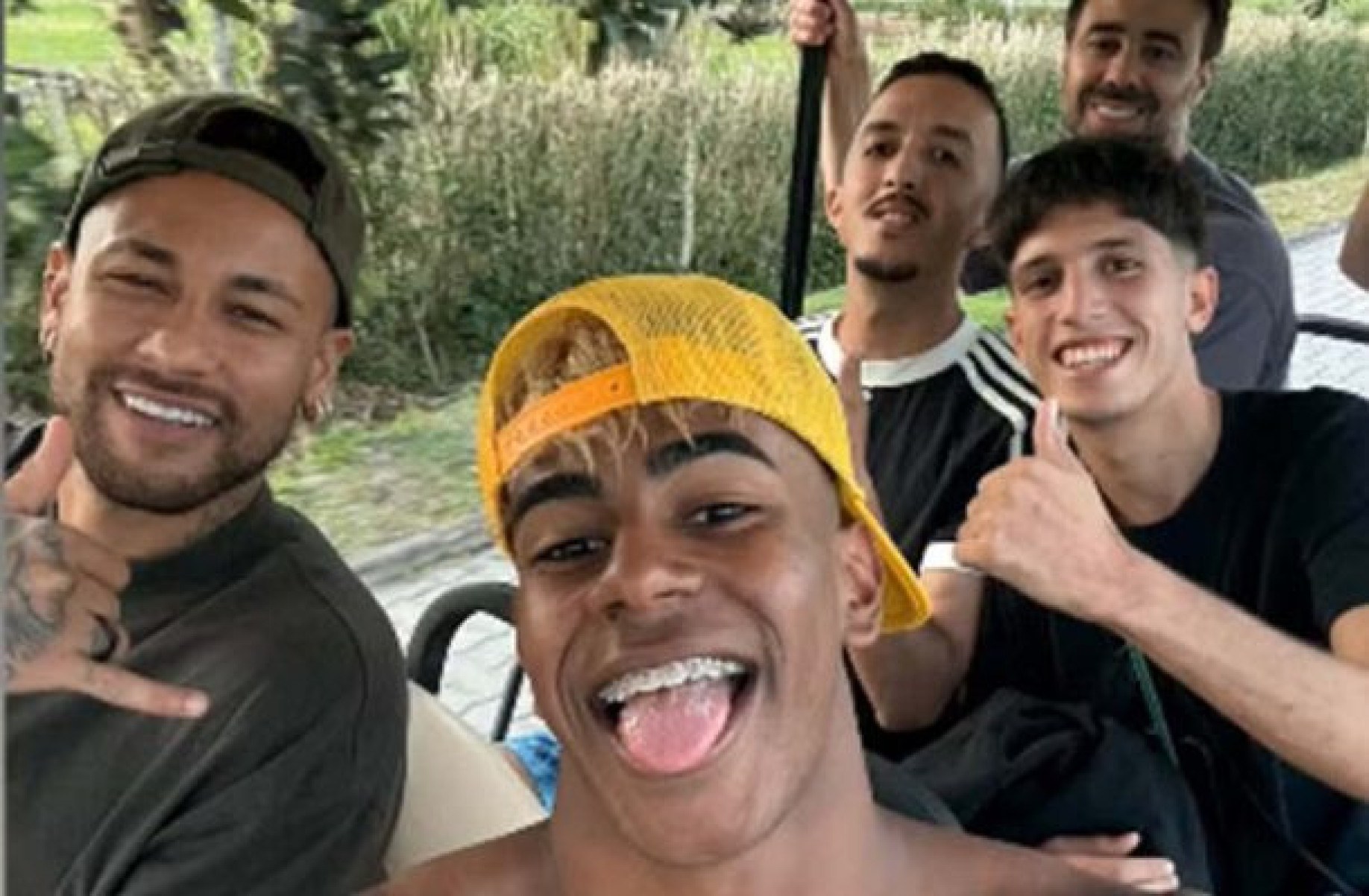 Neymar e Yamal passeiam em carrinho de golfe em condomínio