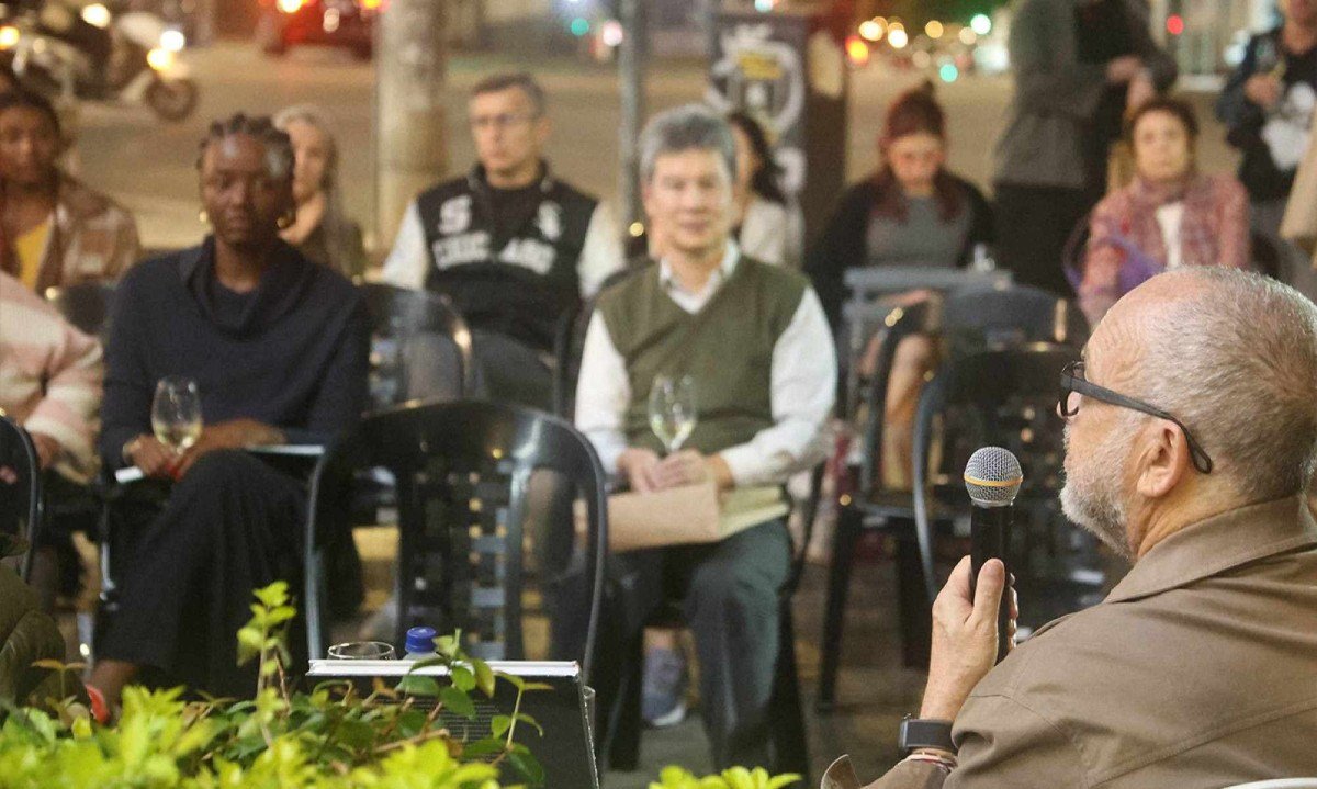 Mesa em frente à livraria Jenipapo com Bob Wolfenson e Naief Haddad, respectivamente fotógrafo e jornalista, autores do livro África em São Paulo-Marcos Vieira/EM/D.A Press