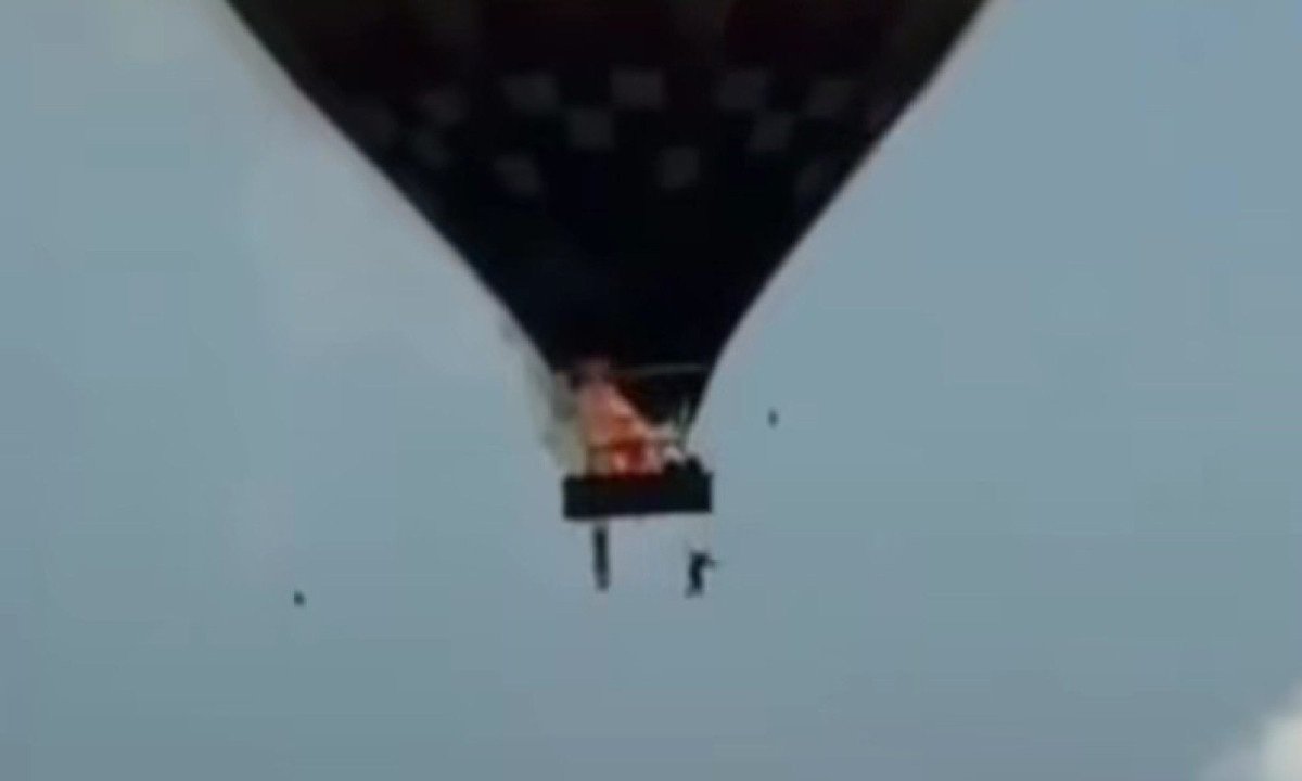 &quot;O bal&atilde;o estava a poucos metros da casa da v&oacute;, pegando fogo, e a gente viu duas pessoas ca&iacute;rem, pegando fogo l&aacute; de cima, e logo depois a cestinha se rompeu, e o bal&atilde;o caiu&quot;, relatou testemunha -  (crédito: Reprodu&ccedil;&atilde;o Instagram)