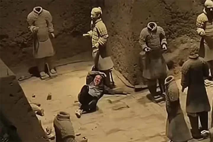 Turista danifica guerreiros de Terracota, monumento milenar da China - Reprodução do X @tongbingxue