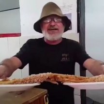 Bar viraliza na web com "maior torresmo do Brasil" - Reprodução/Redes Sociais