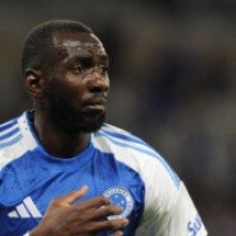 Bolasie responde quão bom Cruzeiro é após página gringa se impressionar com o time -  Alexandre Guzanshe/EM/D.A. Press. Brasil. Belo Horizonte-MG. Lance do jogo de futebol entre Cruzeiro e Palestino, valido pela fase de grupos da Copa Sulamericana, realizado no Estadio Mineirao, em Belo Horizonte. Na foto comemoracao gol do Cruzeiro feito pelo atacante Bolasie