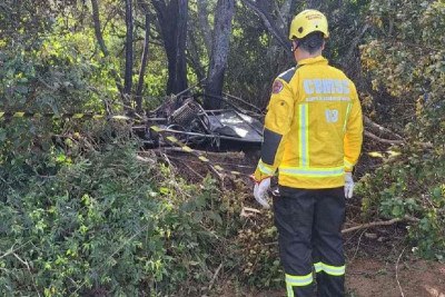 Parte dos destroços do balão caiu em uma área de mata em Praia Grande -  (crédito: CBM-SC/Divulgação)