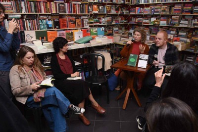 Poetas mineiros em lançamento da carioca Claudia Roquette-Pinto na Livraria Quixote, na Savassi, em BH -  (crédito: Gladyston Rodrigues/EM/D.A Press)