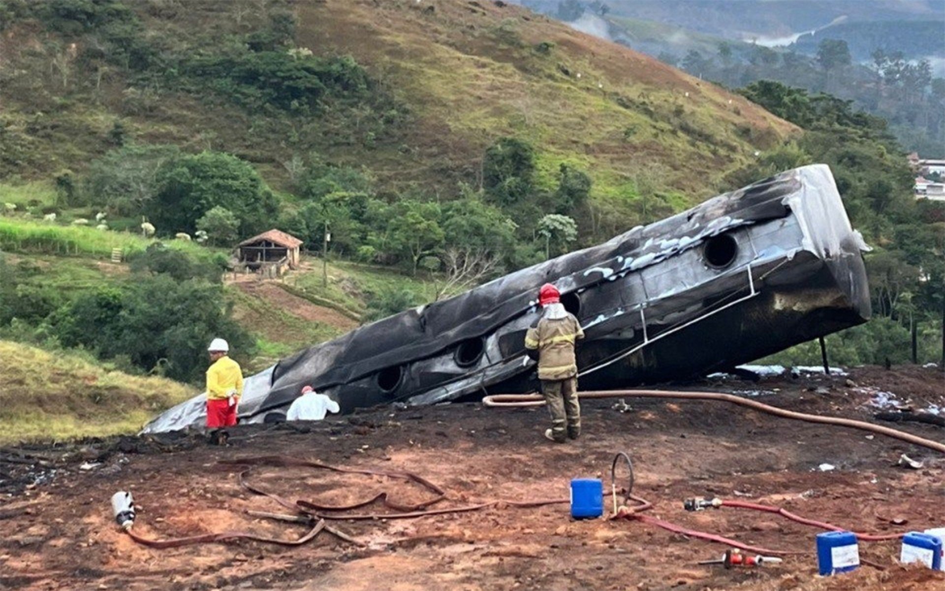 Carreta-tanque tomba e pegou fogo na BR-381, próximo a Bela Vista de Minas (MG)