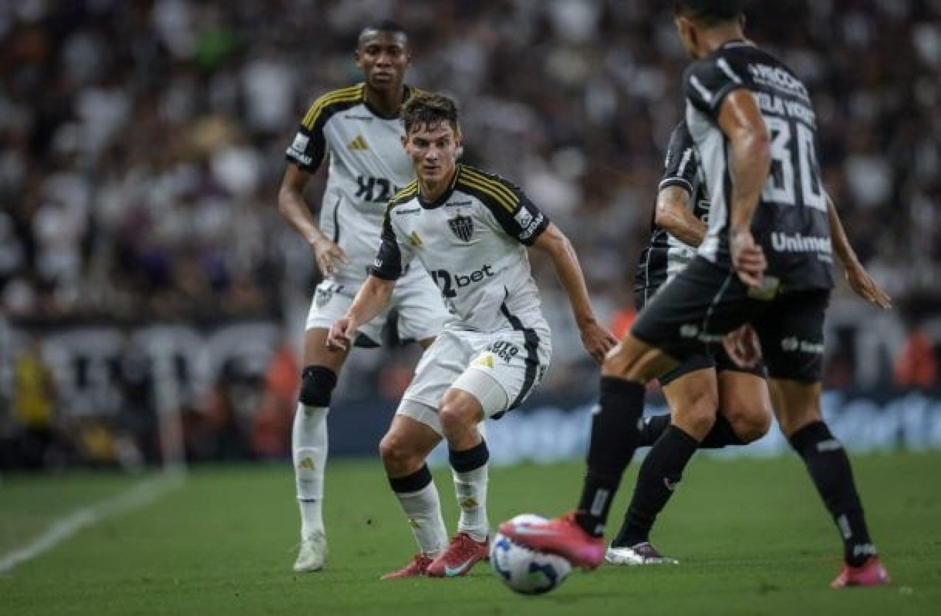 Aposta do Atlético a longo prazo, Iván Román explica poucas chances com Cuca