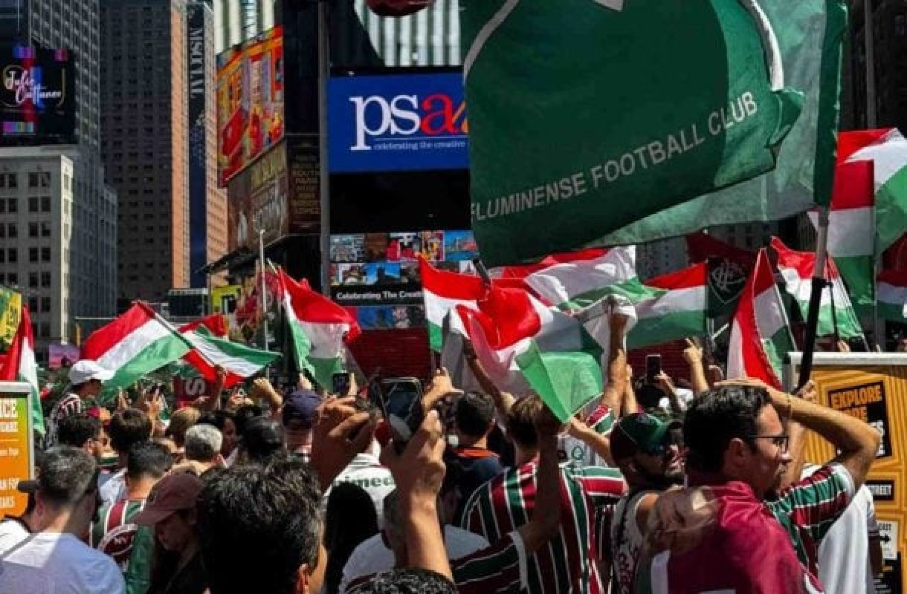 Torcida do Fluminense invade Times Square antes da partida contra o Ulsan