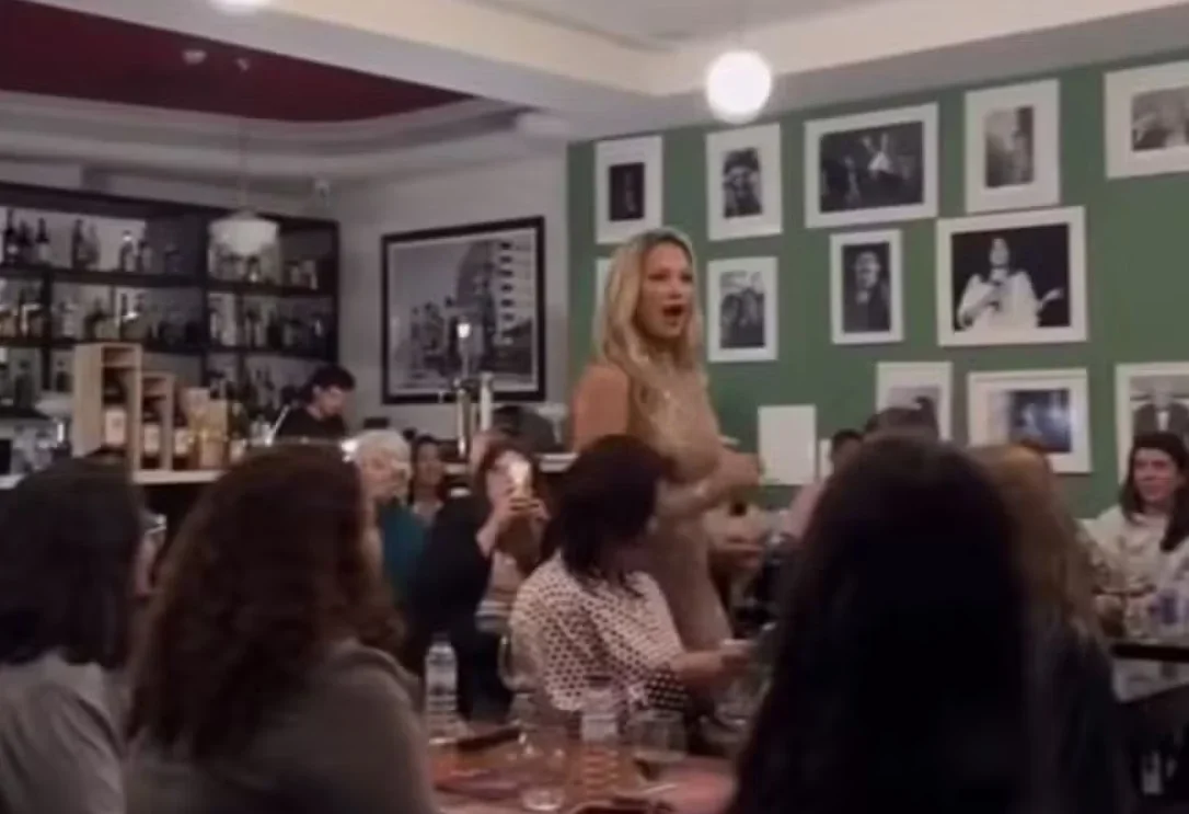 Longe da TV desde 2022, Luana Piovani canta em restaurante de Portugal - Reprodução/Instagram @cantosdalua_oficial