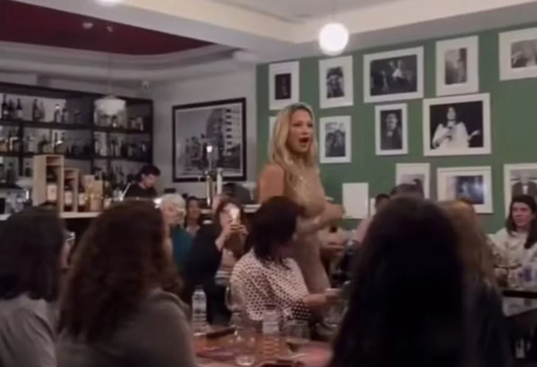 Longe da TV desde 2022, Luana Piovani canta em restaurante de Portugal - Reprodução/Instagram @cantosdalua_oficial