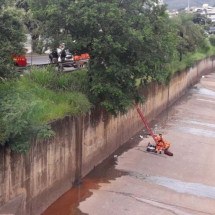 BH: homem embriagado cai no Ribeirão Arrudas - CBMMG