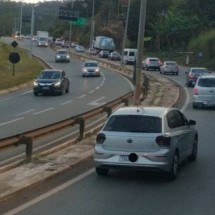 BH e Região: rodovias registram lentidão na volta do feriado - Redes sociais / @Br381_urgent
