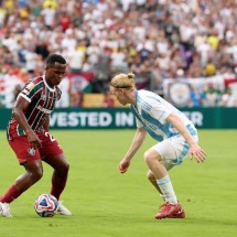 Jhon Arias diante de Gustav Ludwigson no jogo entre Fluminense e Ulsan HD pelo Mundial de Clubes -  (crédito: Francois Nel / GETTY IMAGES NORTH AMERICA / Getty Images via AFP)
